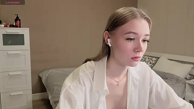 Snapshot of Sellina_moon chatting on April 8, 2026, 2:22 am Sellina moon online show from April 8, 2026, 2:22 am