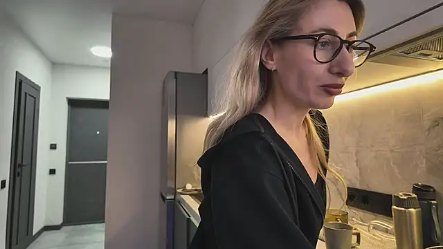 Snapshot of HEY_KITSUNKA chatting on April 6, 2026, 6:31 pm HEY KITSUNKA online show from April 6, 2026, 6:31 pm