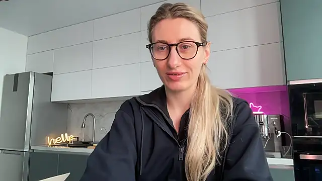 Snapshot of HEY_KITSUNKA chatting on April 10, 2026, 9:14 am HEY KITSUNKA online show from April 10, 2026, 9:14 am