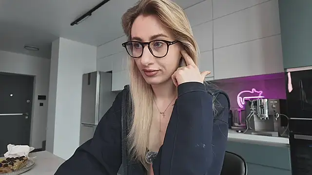 Snapshot of HEY_KITSUNKA chatting on April 12, 2026, 7:46 am HEY KITSUNKA online show from April 12, 2026, 7:46 am