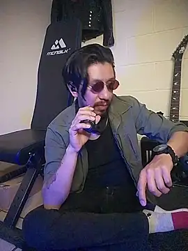 Snapshot of IASuarezV chatting on April 14, 2026, 3:56 am IASuarezV online show from April 14, 2026, 3:56 am