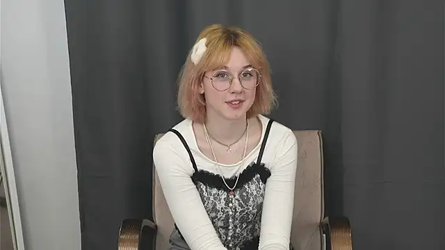 JuleeDutil online show from March 24, 2026, 5:01 am