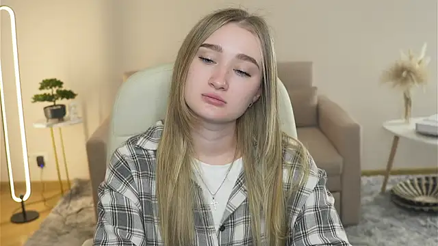 VioletteClaire online show from March 29, 2026, 9:31 am