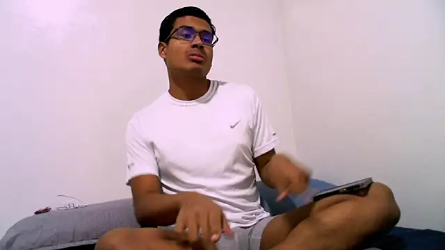 Snapshot of ThiagoVega_ chatting on April 19, 2026, 3:28 am ThiagoVega online show from April 19, 2026, 3:28 am