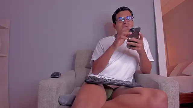 Snapshot of ThiagoVega_ chatting on April 21, 2026, 4:52 am ThiagoVega online show from April 21, 2026, 4:52 am