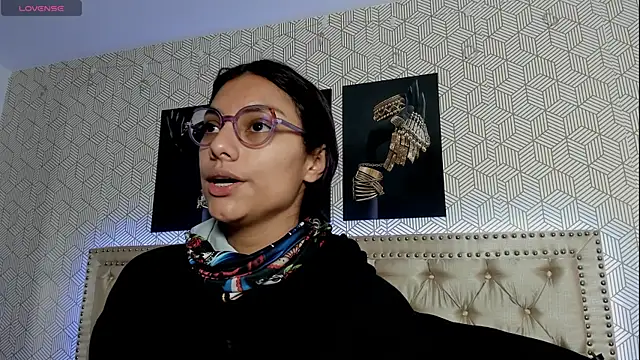 Snapshot of ValeAlvarez_ chatting on April 14, 2026, 7:42 pm ValeAlvarez online show from April 14, 2026, 7:42 pm