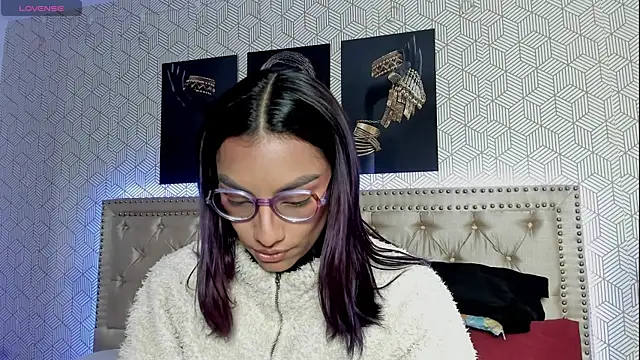 Snapshot of ValeAlvarez_ chatting on April 16, 2026, 3:57 pm ValeAlvarez online show from April 16, 2026, 3:57 pm