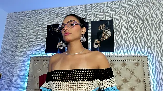 Snapshot of ValeAlvarez_ chatting on April 19, 2026, 5:56 pm ValeAlvarez online show from April 19, 2026, 5:56 pm