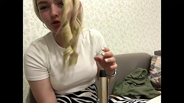 Snapshot of Sophia_Blonde chatting on May 18, 2026, 4:57 pm Sophia Blonde online show from May 18, 2026, 4:57 pm
