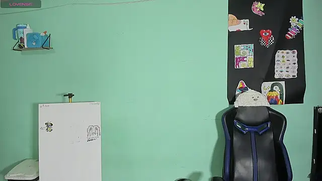 TYLERhHOT2005 online show from April 18, 2026, 3:21 am