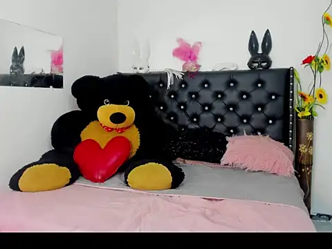Alejandra and James  online show from April 9, 2026, 10:15 pm