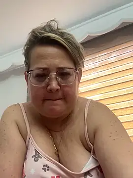 Snapshot of Martinacurvy_ chatting on April 12, 2026, 6:46 pm Martinacurvy online show from April 12, 2026, 6:46 pm