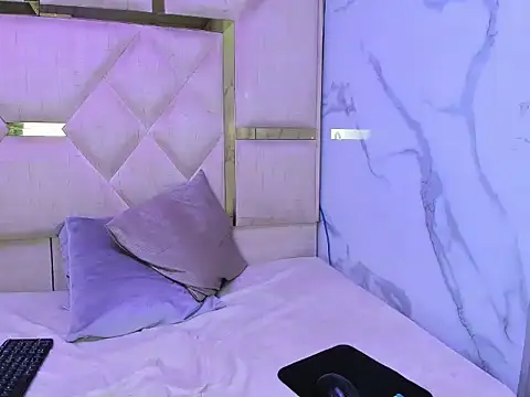 LunaaCastillo online show from April 6, 2026, 11:27 pm