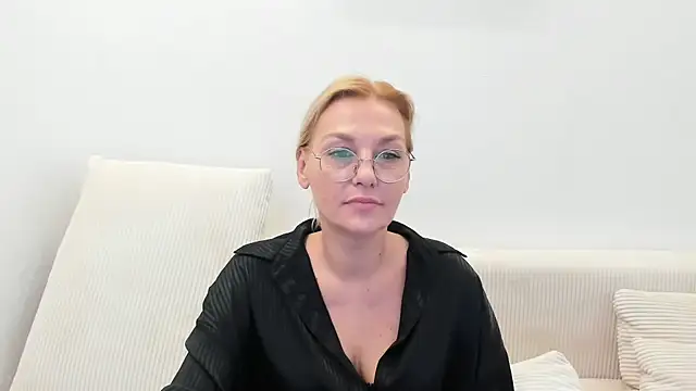Snapshot of OeigesMik chatting on April 4, 2026, 11:51 am OeigesMik online show from April 4, 2026, 11:51 am