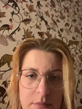 Snapshot of Doll-next-doorx chatting on April 15, 2026, 8:53 pm Doll-next-doorx online show from April 15, 2026, 8:53 pm