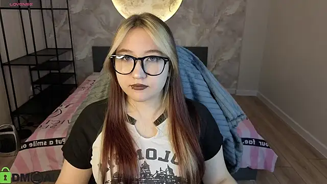 Luna Host online show from April 3, 2026, 2:09 am