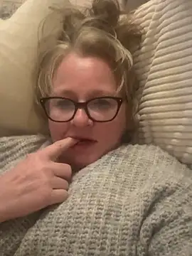 Tinchen Milf online show from April 8, 2026, 7:47 pm