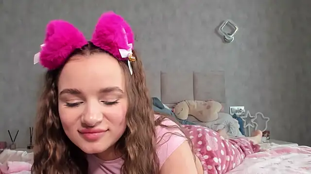 Snapshot of AlinaLuxxx chatting on April 23, 2026, 1:02 pm AlinaLuxxx online show from April 23, 2026, 1:02 pm