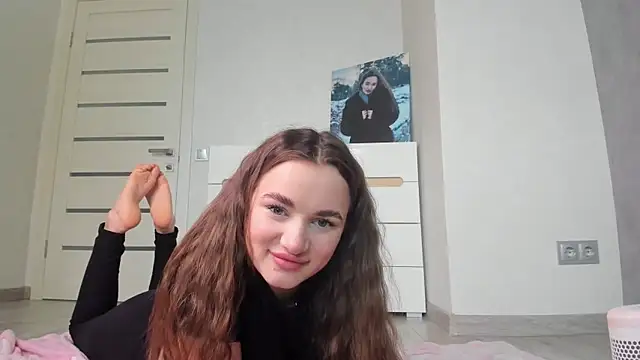 Snapshot of AlinaLuxxx chatting on May 15, 2026, 10:33 am AlinaLuxxx online show from May 15, 2026, 10:33 am