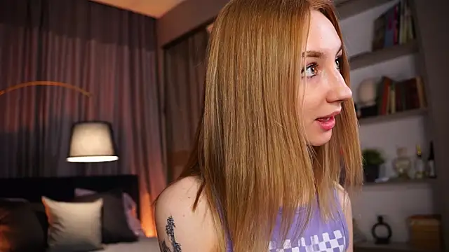 Snapshot of Melrose_ chatting on April 3, 2026, 9:02 pm Melrose online show from April 3, 2026, 9:02 pm