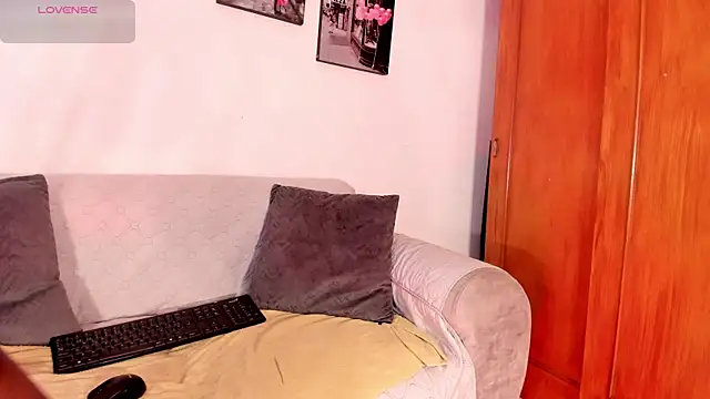 Kaarol w10 online show from April 7, 2026, 12:49 pm