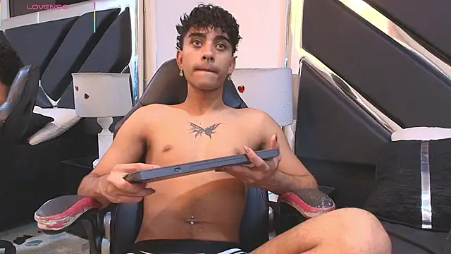 Snapshot of MiikeOthon chatting on April 4, 2026, 4:11 am MiikeOthon online show from April 4, 2026, 4:11 am