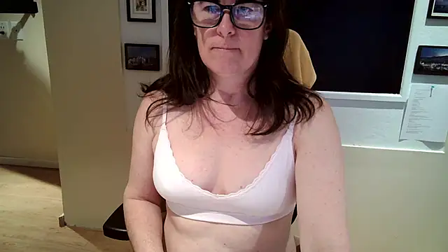 Snapshot of CuriousMadame chatting on April 18, 2026, 11:58 am CuriousMadame online show from April 18, 2026, 11:58 am