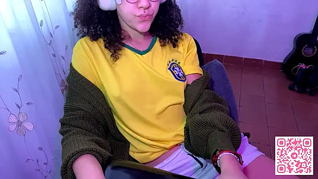 Snapshot of petitecurlybrunette chatting on June 12, 2026, 12:59 pm petitecurlybrunette online show from June 12, 2026, 12:59 pm