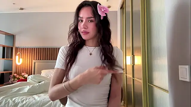 Snapshot of MinnaWatwood chatting on April 14, 2026, 5:57 am MinnaWatwood online show from April 14, 2026, 5:57 am