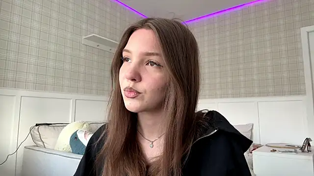 Snapshot of CassondraBern chatting on April 7, 2026, 2:06 pm CassondraBern online show from April 7, 2026, 2:06 pm