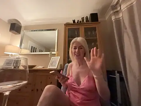 Laylaskyexx online show from May 7, 2026, 9:42 pm