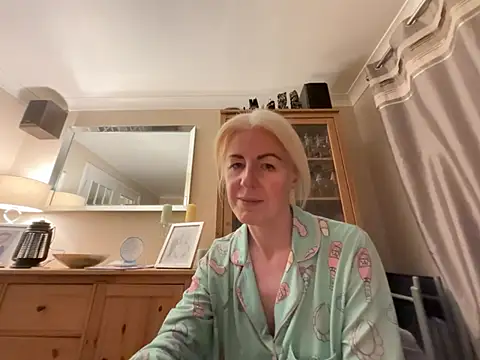 Laylaskyexx online show from May 13, 2026, 9:33 pm