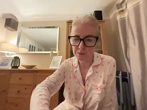 Laylaskyexx online show from May 19, 2026, 9:43 pm