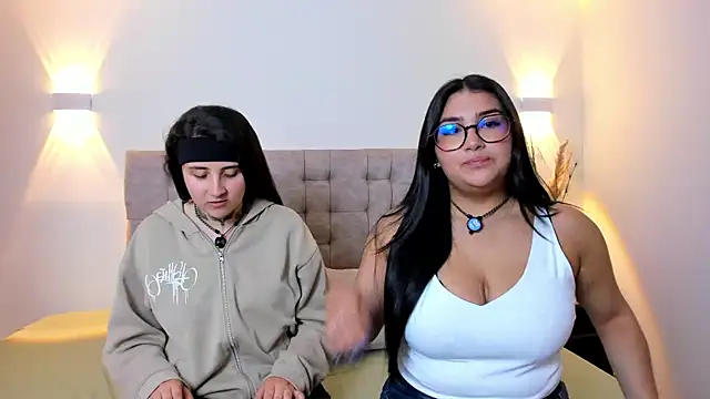 Snapshot of Elisa_n_Emma chatting on April 2, 2026, 7:44 pm Elisa n Emma online show from April 2, 2026, 7:44 pm