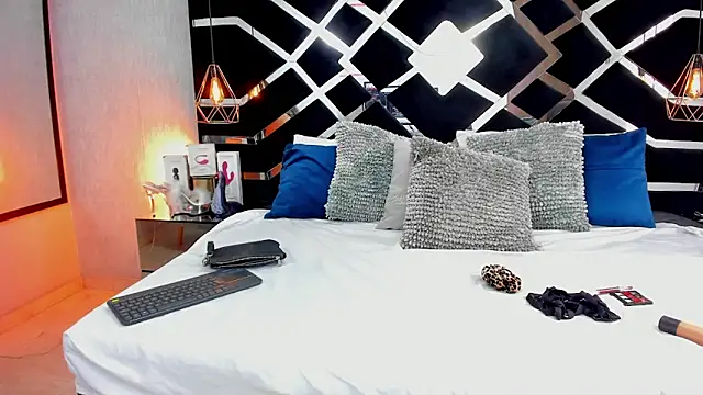 SiennaBel online show from May 7, 2026, 7:52 pm