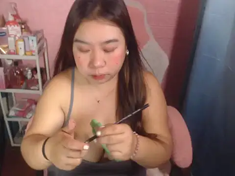 Snapshot of bella_holy chatting on June 8, 2026, 1:28 am bella holy online show from June 8, 2026, 1:28 am