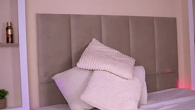Amoraluxee online show from May 7, 2026, 5:57 am