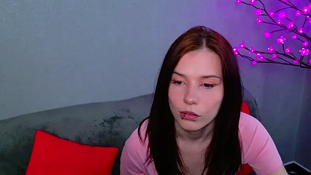Snapshot of CleoBloom_ chatting on April 4, 2026, 5:10 pm CleoBloom online show from April 4, 2026, 5:10 pm
