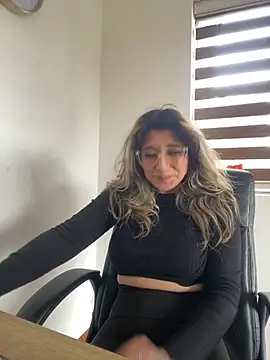 Snapshot of Isabella_varella- chatting on May 11, 2026, 4:04 pm Isabella varella- online show from May 11, 2026, 4:04 pm