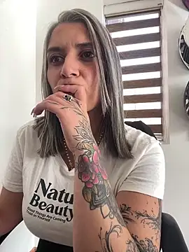 Snapshot of Isabella_varella- chatting on May 15, 2026, 1:29 pm Isabella varella- online show from May 15, 2026, 1:29 pm