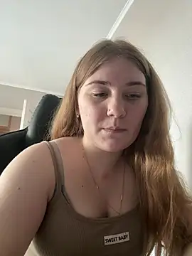 Snapshot of Flowers454 chatting on April 7, 2026, 10:48 am Flowers454 online show from April 7, 2026, 10:48 am