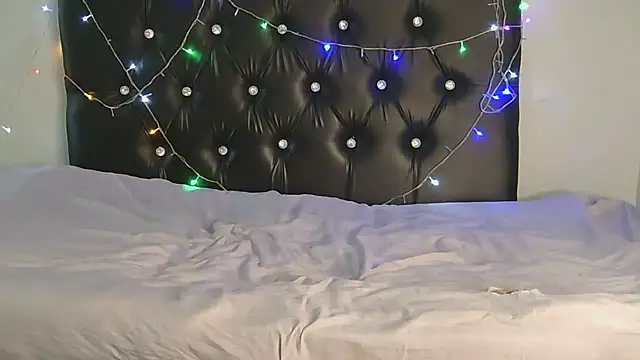 Snapshot of SlipperyLipsX chatting on April 11, 2026, 7:51 pm SlipperyLipsX online show from April 11, 2026, 7:51 pm