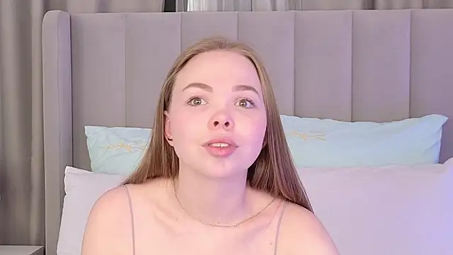 SatinSapphiree online show from April 29, 2026, 7:12 am