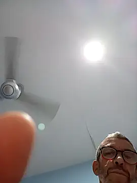 chris-sbh11 online show from April 3, 2026, 6:11 am