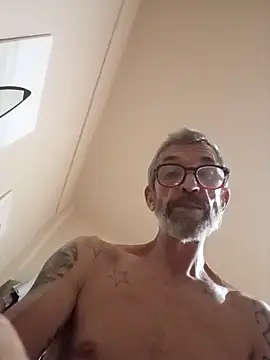 Snapshot of chris-sbh11 chatting on May 6, 2026, 3:46 am chris-sbh11 online show from May 6, 2026, 3:46 am