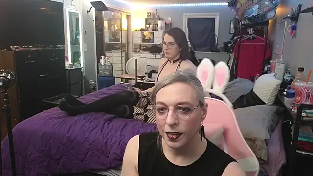 Snapshot of PolyCircus chatting on April 22, 2026, 3:53 am PolyCircus online show from April 22, 2026, 3:53 am