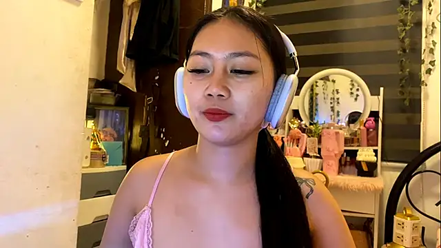 Snapshot of GlindaDejardin chatting on May 6, 2026, 5:18 pm GlindaDejardin online show from May 6, 2026, 5:18 pm