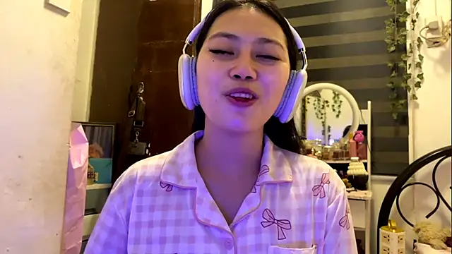 Snapshot of GlindaDejardin chatting on May 14, 2026, 6:47 pm GlindaDejardin online show from May 14, 2026, 6:47 pm