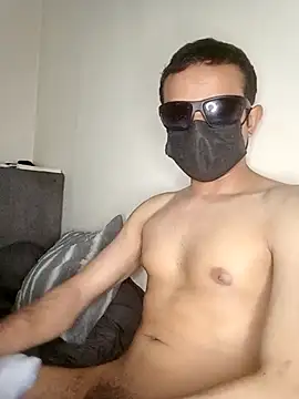 LuisLatinboyy online show from April 5, 2026, 8:39 pm