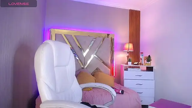 Ashley  Parker online show from April 8, 2026, 8:31 pm